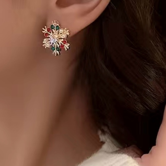 🌼 Snowflake Stud Earrings Embellished With Shiny Red and Green Crystal and Pearl - Picture 2 of 4